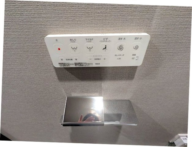 CREATIF秋葉原の設備|洗面室と独立した温水洗浄便座です、ペーパーホルダーにスマホストレージ付きで便利です