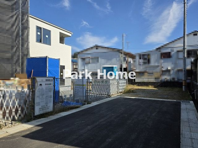 高知市旭天神町 ③ 新築戸建ての前面道路含む現地写真