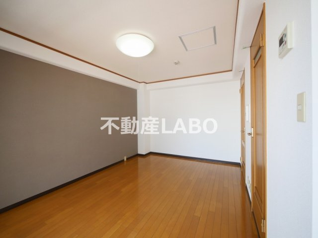 ウェルバード瓜破の洋室