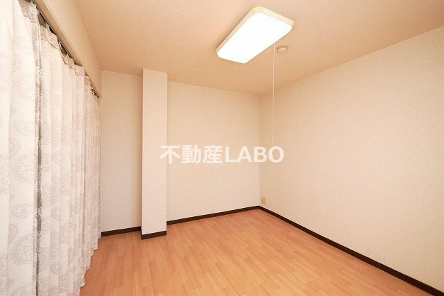 ミタカホーム7番の洋室