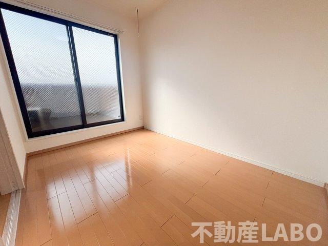 カーサイーストの洋室