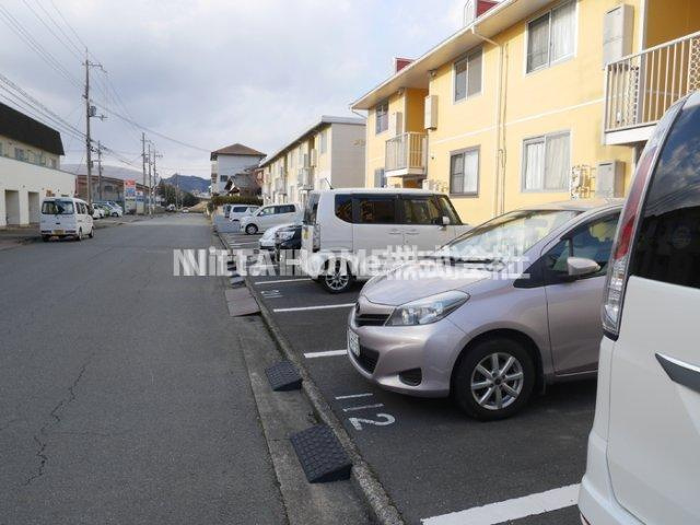 メゾンふじⅡの駐車場|敷地内駐車場スペース確保しています！