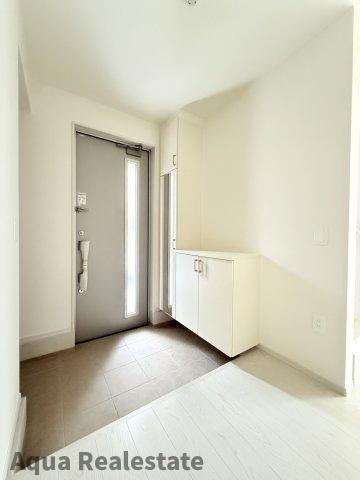 高松市扇町戸建の玄関|収納もある玄関です