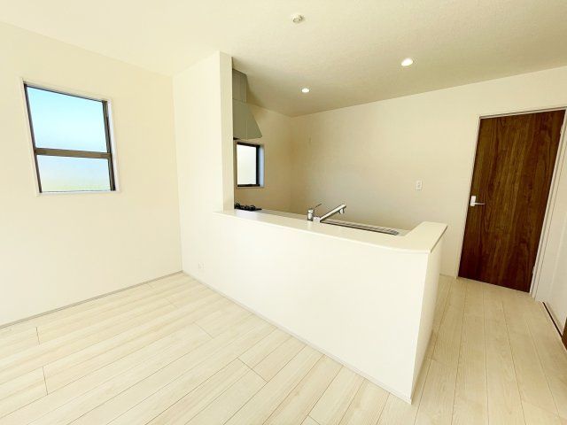 新築戸建・建売　太田第14下田島町　Livele Garden　全8棟のキッチン|カウンター越しに会話が弾む、家族とのつながりを感じられる対面キッチンです！