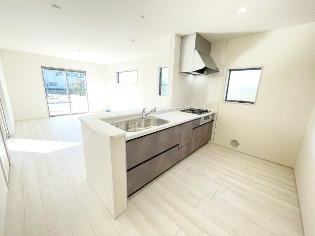 新築戸建・建売　太田第14下田島町　Livele Garden　全8棟のキッチン|3口コンロなのでご飯を作りながらお弁当のおかずも作れて便利！