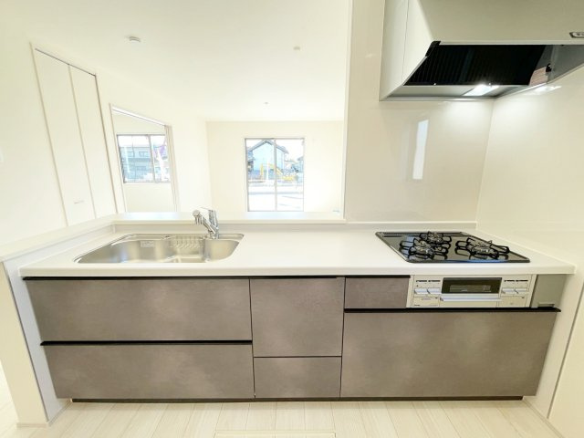 新築戸建・建売　太田第14下田島町　Livele Garden　全8棟のキッチン|全体が見渡せるカウンターキッチンで小さなお子様の様子を見ながら料理ができますね♪