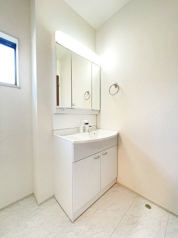新築戸建・建売　太田第14下田島町　Livele Garden　全8棟の独立洗面台|三面鏡タイプの独立洗面台で、身だしなみチェックも収納力も◎洗面まわりもすっきり清潔に保てます！