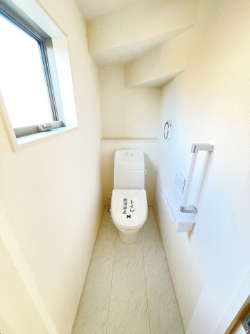 新築戸建・建売　太田第14下田島町　Livele Garden　全8棟のトイレ|小窓付きで自然光が入る明るくて爽やかなトイレ空間です！