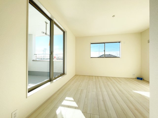 新築戸建・建売　太田第14下田島町　Livele Garden　全8棟の洋室|ホワイトベースの爽やかな洋室！2面採光で日差しがしっかり入り、朝もすっきり目覚められます♪