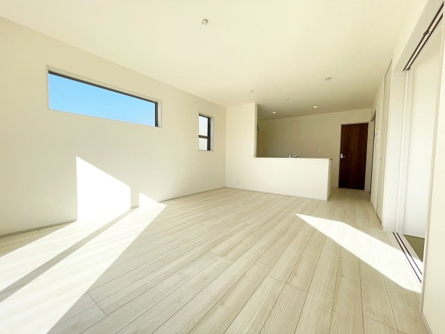 新築戸建・建売　太田第14下田島町　Livele Garden　全8棟の居間・リビング|白を基調とした内装は空間を広く見せナチュラルで洗練された印象を与えます♪