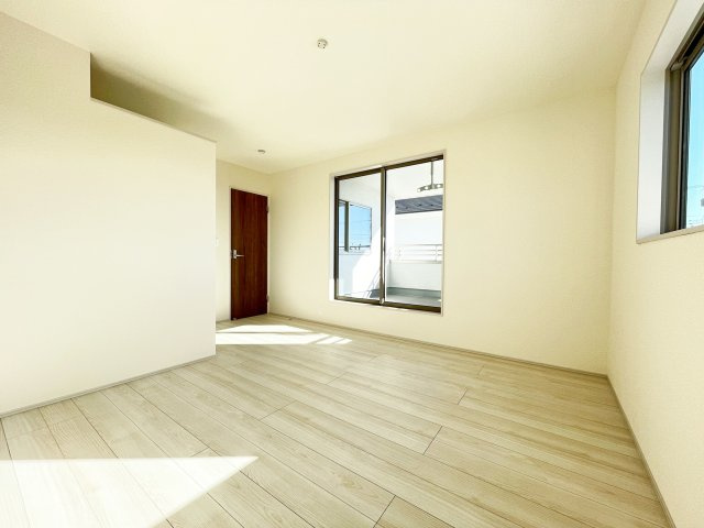 新築戸建・建売　太田第14下田島町　Livele Garden　全8棟の洋室|2面採光で明るい洋室です！ホワイト基調の爽やか空間からインナーバルコニーにも出られます♪