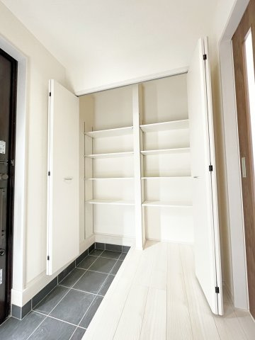 新築戸建・建売　太田第14下田島町　Livele Garden　全8棟の収納|可動棚付きなので物の大きさによって高さを変えられるので便利！