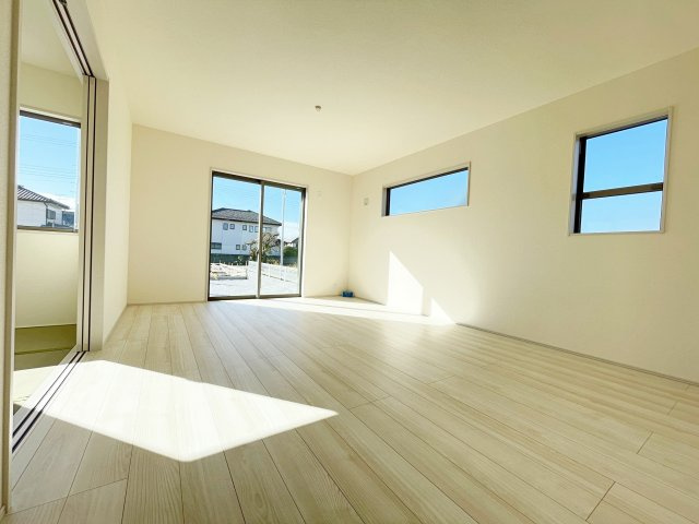 新築戸建・建売　太田第14下田島町　Livele Garden　全8棟の居間・リビング|ホワイトを基調とした明るく開放的なLDKです！