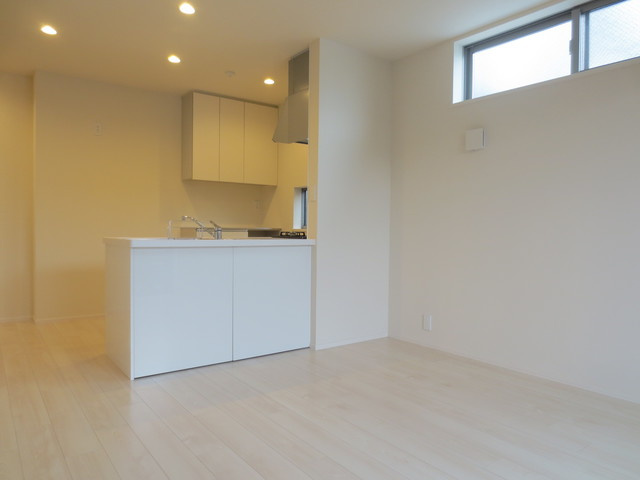 アイネ　ブリュの居間・リビング|★明るいフローリングの角部屋です★