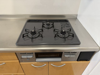 【キッチン】 | 東村山市恩多町5丁目　中古戸建 | 3口コンロ