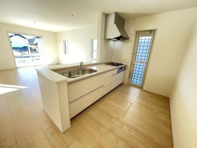 新築戸建・建売　太田第14下田島町　Livele Garden　全8棟のキッチン|カウンター越しに会話が弾む、家族とのつながりを感じられる対面キッチンです！