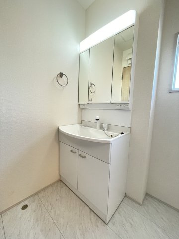 新築戸建・建売　太田第14下田島町　Livele Garden　全8棟の独立洗面台|三面鏡タイプの独立洗面台で、身だしなみチェックも収納力も◎洗面まわりもすっきり清潔に保てます！