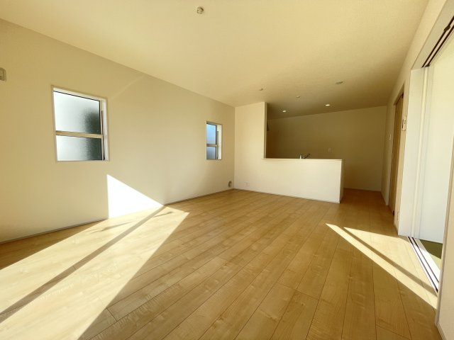 新築戸建・建売　太田第14下田島町　Livele Garden　全8棟の居間・リビング|ホワイトを基調とした明るく開放的なLDKです！