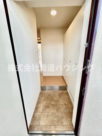 ルーエ江坂の玄関