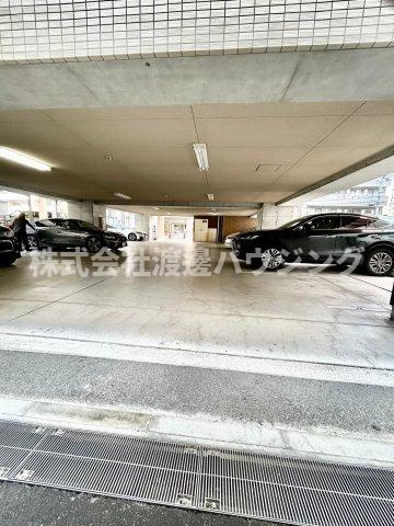 ルーエ江坂の駐車場