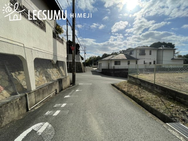 姫路市新在家本町6丁目／売土地の前面道路含む現地写真