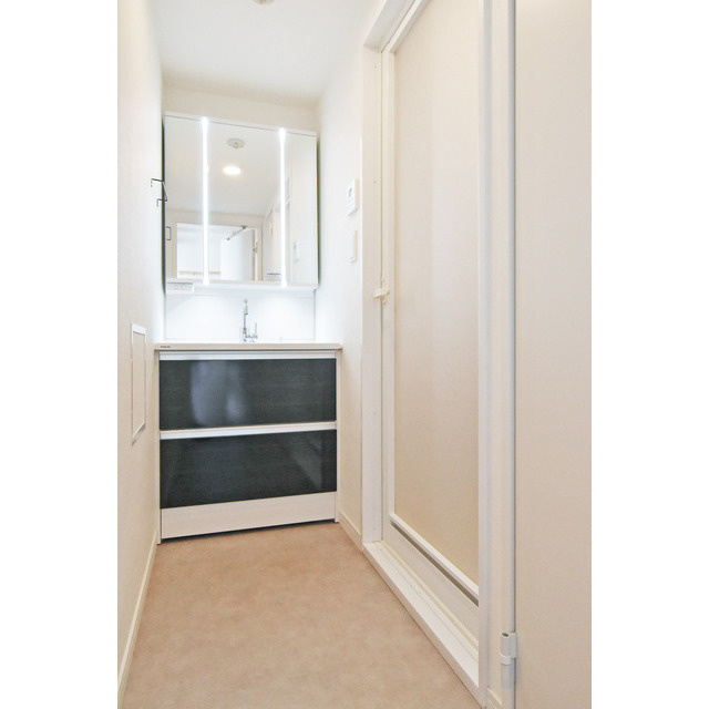 オーパスホームズ三田の洗面所|明るい洗面所です