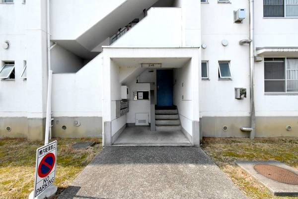 ビレッジハウス足利朝倉1号棟のエントランス