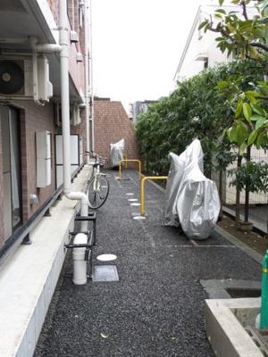 建物横に駐輪場あり