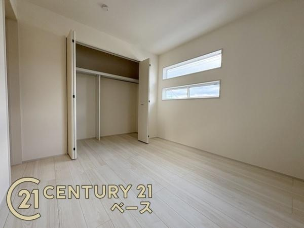 奈良市杏町 ５号棟 ／新築一戸建の収納|■現地撮影写真■冬物のコートや季節のものなどたくさんしまえる広さ！