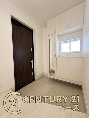 奈良市杏町 ５号棟 ／新築一戸建の玄関|■現地撮影写真■すっきりとした明るい玄関が家族やお客様を迎えてくれます！