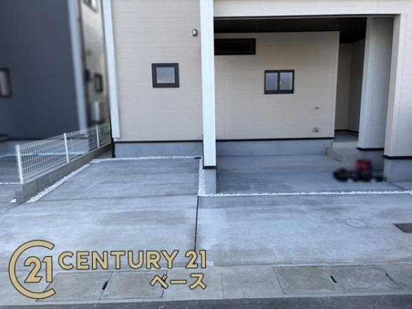 奈良市杏町 ５号棟 ／新築一戸建の駐車場|■現地撮影写真■コンビニまで徒歩約８分！毎日のお買い物も楽々です！