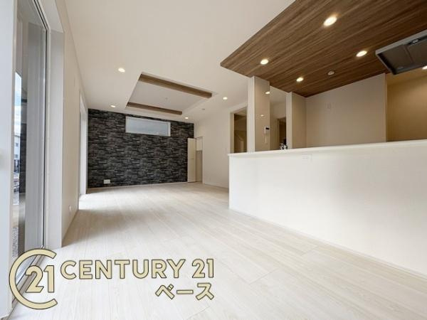 奈良市杏町 ５号棟 ／新築一戸建の居間・リビング|■現地撮影写真■ご家族でくつろいでいただける広々したＬＤＫ！
