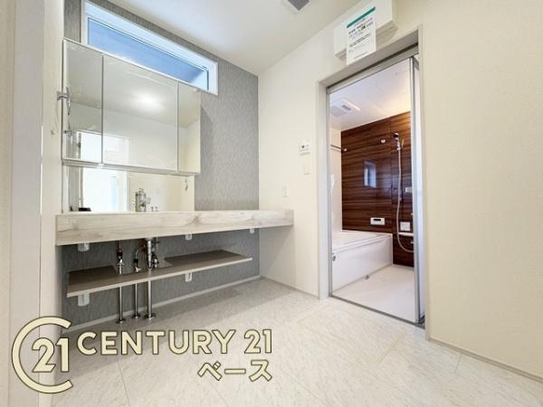 奈良市杏町 ５号棟 ／新築一戸建の独立洗面台|■現地撮影写真■三面鏡タイプのミラーキャビネット！収納スペースも豊富です！