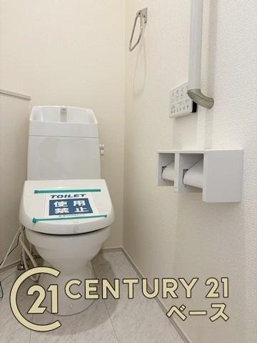 奈良市杏町 ７号棟 ／新築一戸建のトイレ|■現地撮影写真■フチなし＆トルネード洗浄でお掃除も楽らく！ウォシュレット付きです！