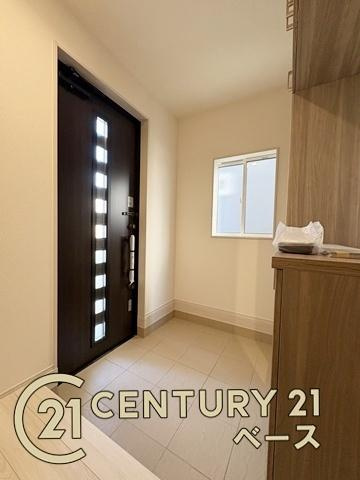 奈良市杏町 ７号棟 ／新築一戸建の玄関|■現地撮影写真■すっきりとした明るい玄関が家族やお客様を迎えてくれます！