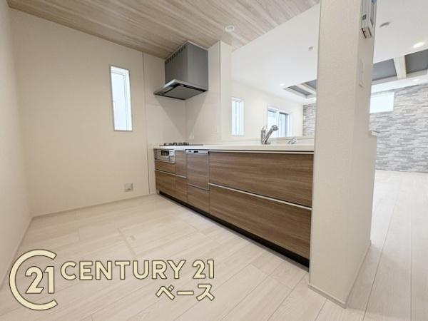 奈良市杏町 ７号棟 ／新築一戸建のキッチン|■現地撮影写真■収納力と使いやすさを追求したシステムキッチンです！食洗機付きで毎日の洗い物も楽々！