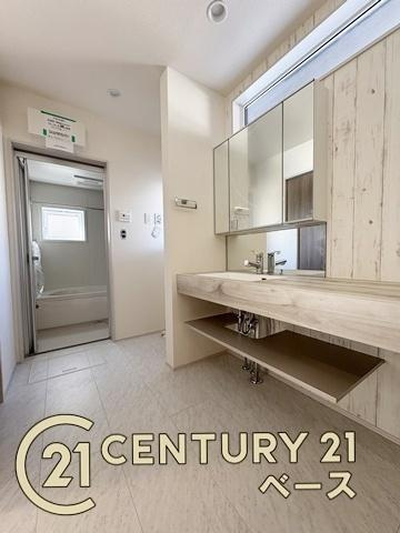 奈良市杏町 ７号棟 ／新築一戸建の独立洗面台|■現地撮影写真■三面鏡タイプのミラーキャビネット！収納スペースも豊富です！