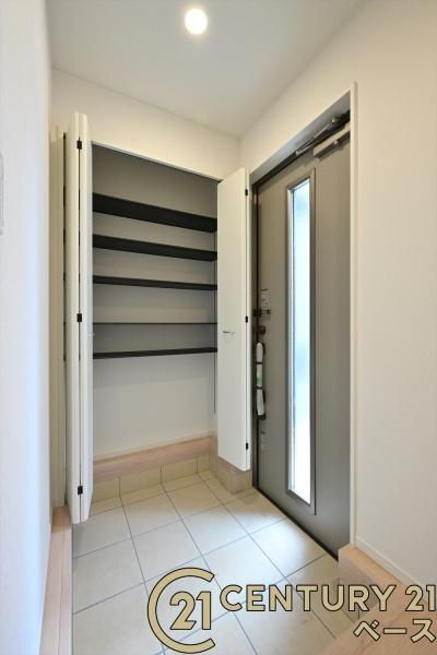 クレイドルガーデン杏町 １号棟 ／新築一戸建の玄関|■現地撮影写真■すっきりとした明るい玄関が家族やお客様を迎えてくれます！