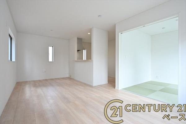 クレイドルガーデン杏町 １号棟 ／新築一戸建の居間・リビング|■現地撮影写真■ご家族でくつろいでいただける広々したＬＤＫは約１６.２帖！