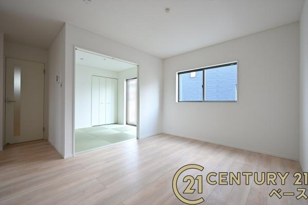 クレイドルガーデン杏町 １号棟 ／新築一戸建の居間・リビング|■現地撮影写真■大きな窓から柔らかい光が射し込みます！