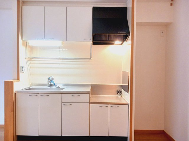 ベルズかたかごＣのキッチン|コンパクトなキッチンで掃除もラクラク