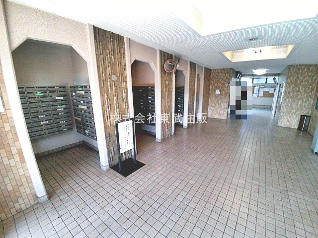 【エントランス】 | コンドミニアム坂戸 | 清潔なエントランスです