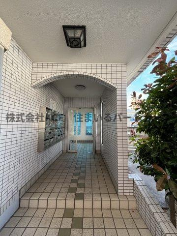 エトランゼ宮本Vのエントランス|建物の内部です