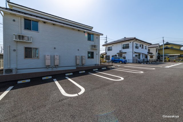 メゾンドリエールBの駐車場