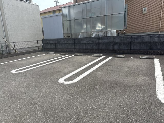 アン・フルールの駐車場