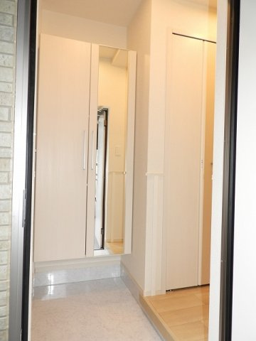 レイル　ヤード　中山　Ⅱの玄関|ゆったりとした玄関です