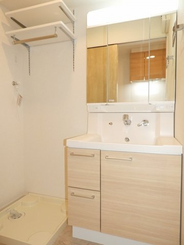 レイル　ヤード　中山　Ⅱの洗面所|脱衣スペースもあります