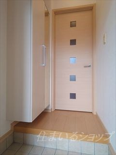 広島市安佐北区三入２丁目のアパートの玄関|ミラー付き大型シューズボックス