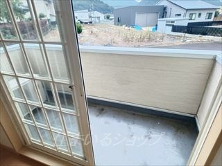 広島市安佐北区三入２丁目のアパートのバルコニー