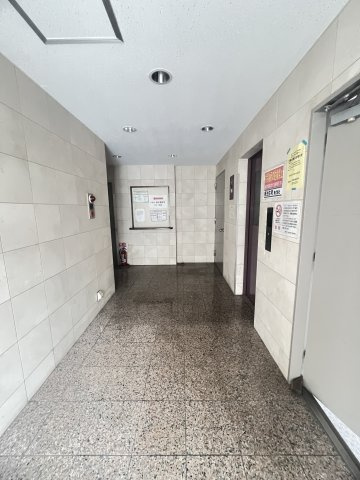 ロイヤルコート神戸岡本のエントランス